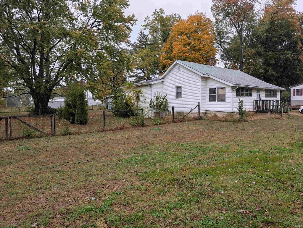 Photo of 918 Greenwood Street, Washington, IN 47501 (MLS # 202544033)