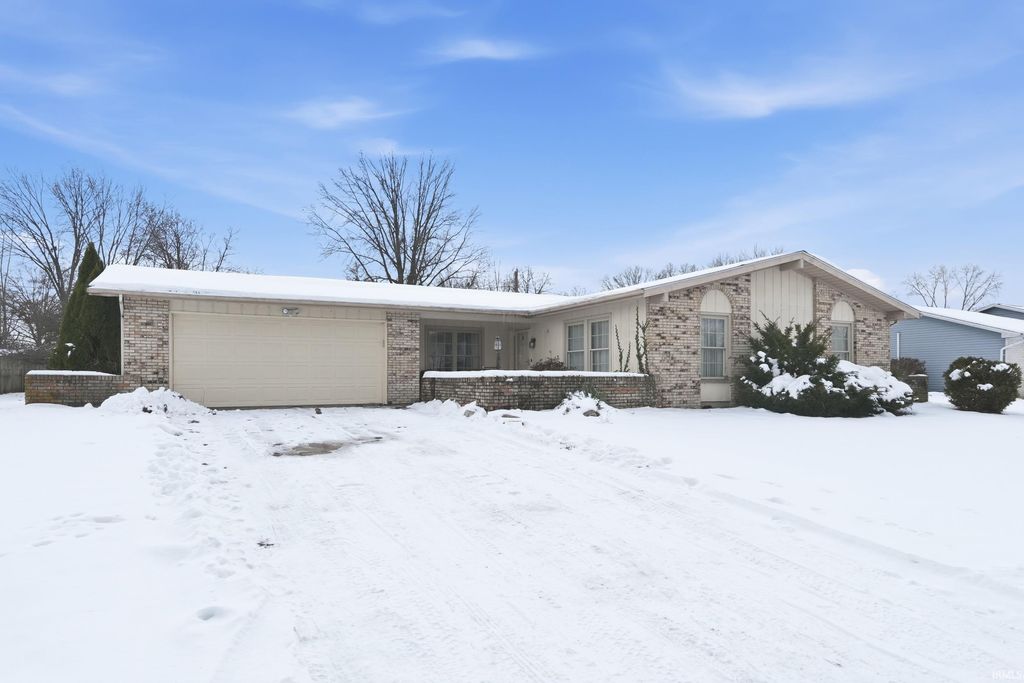 Photo of 1419 Shoreview Drive, Fort Wayne, IN 46819 (MLS # 202548582)