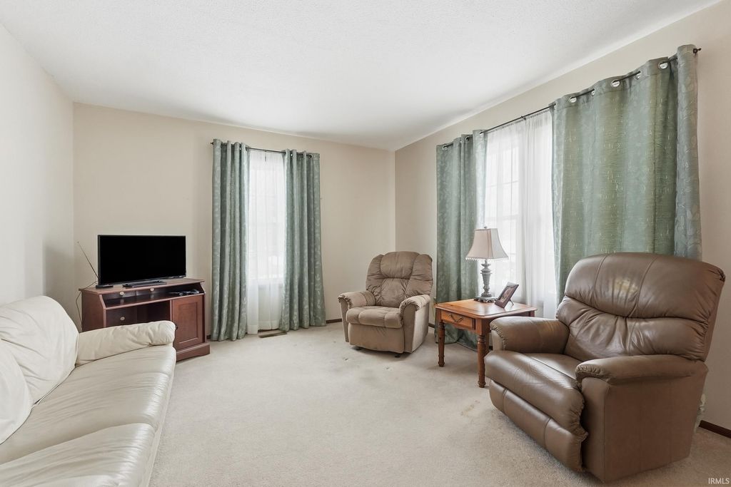 Photo of 1419 Shoreview Drive, Fort Wayne, IN 46819 (MLS # 202548582)