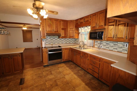 Tiny photo for 1005 Milroy Street, Frankfort, IN 46041 (MLS # 202641949)