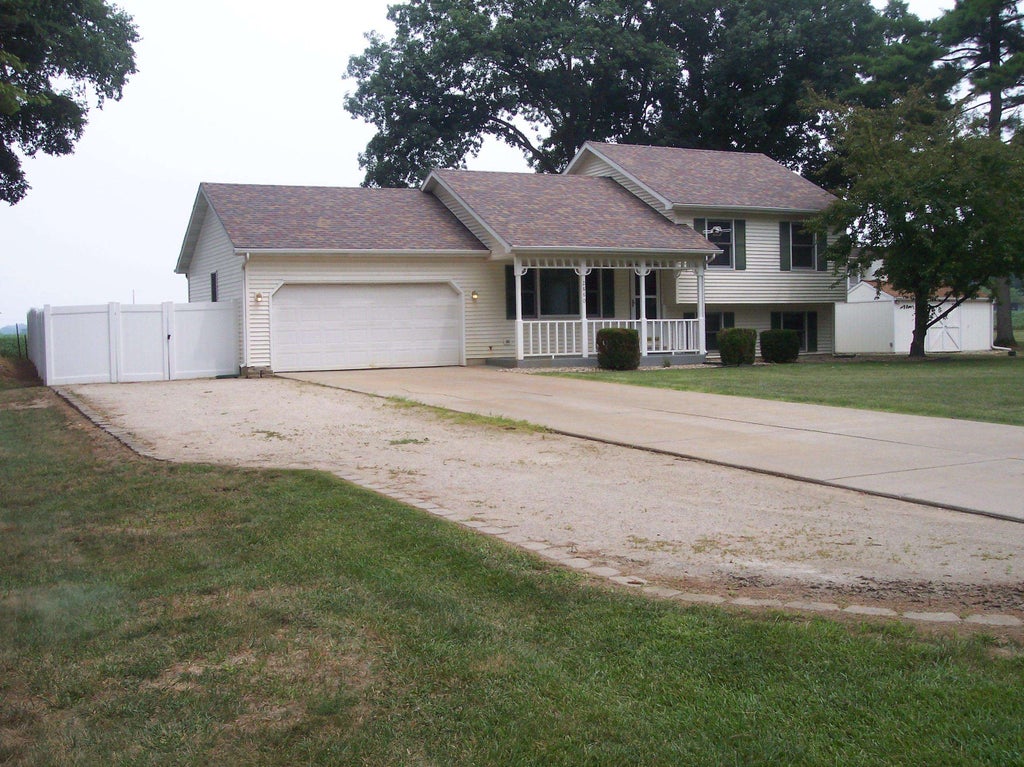 Photo of 2880 E Evergreen Drive, Warsaw, IN 46582 (MLS # 202630361)