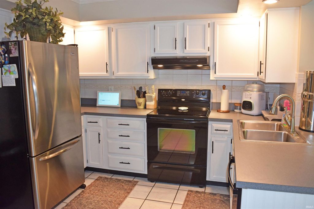 Photo of 2319 Sharon Place, Evansville, IN 47725 (MLS # 202617618)