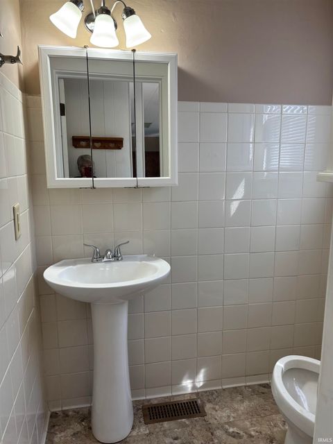 Tiny photo for 115 W 10th Street, Burlington, IN 46915 (MLS # 202529983)