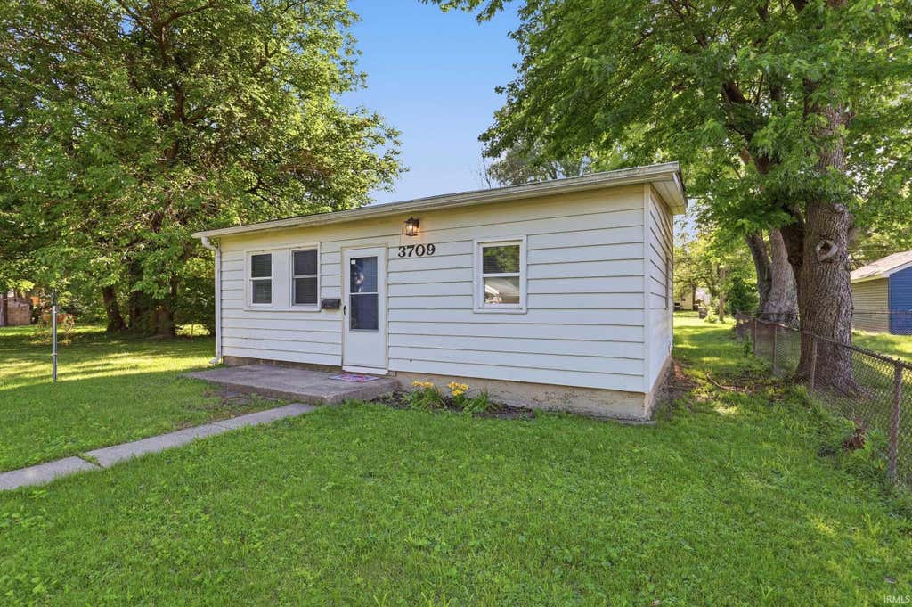 Photo of 3709 South Park Drive, Fort Wayne, IN 46806 (MLS # 202624451)