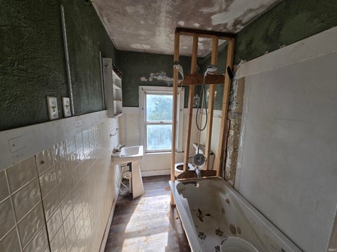 Tiny photo for 822 E Bowman Street, South Bend, IN 46613 (MLS # 202642347)