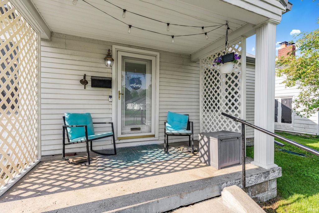 Photo of 609 W Broadway Street, Alexandria, IN 46001 (MLS # 202619328)