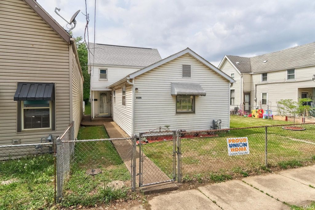 Photo of 1124 Spruce Street, Evansville, IN 47710 (MLS # 202616501)
