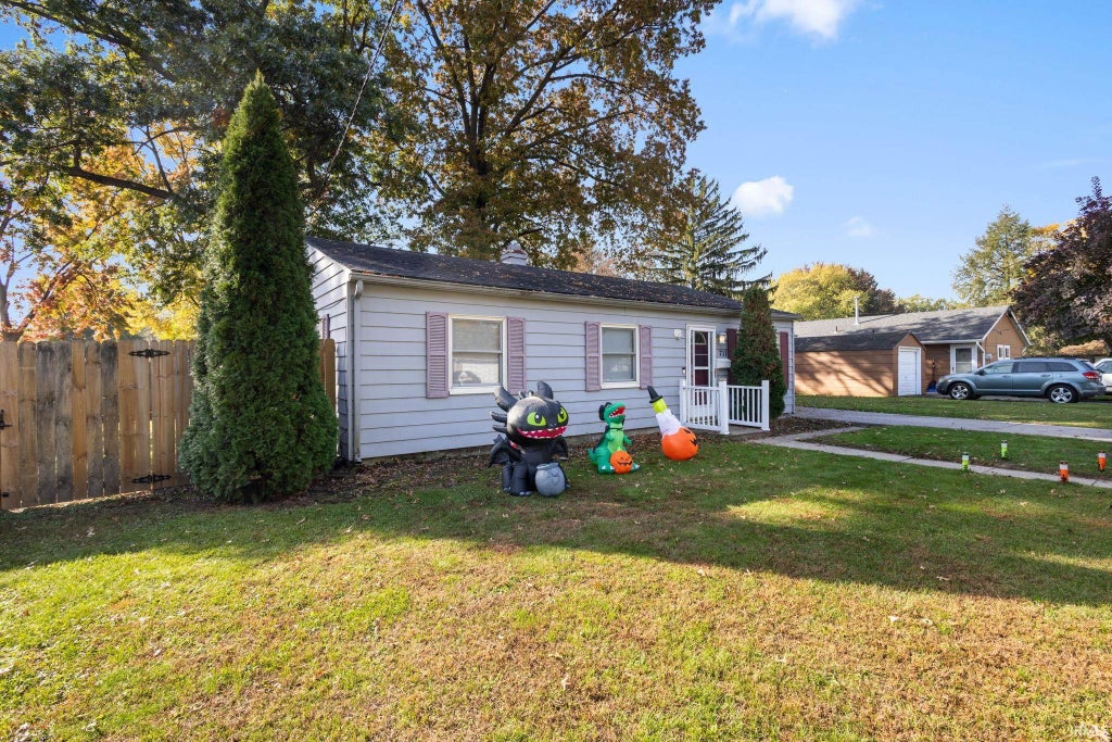 Photo of 711 Modrell Boulevard, Elkhart, IN 46514 (MLS # 202644374)