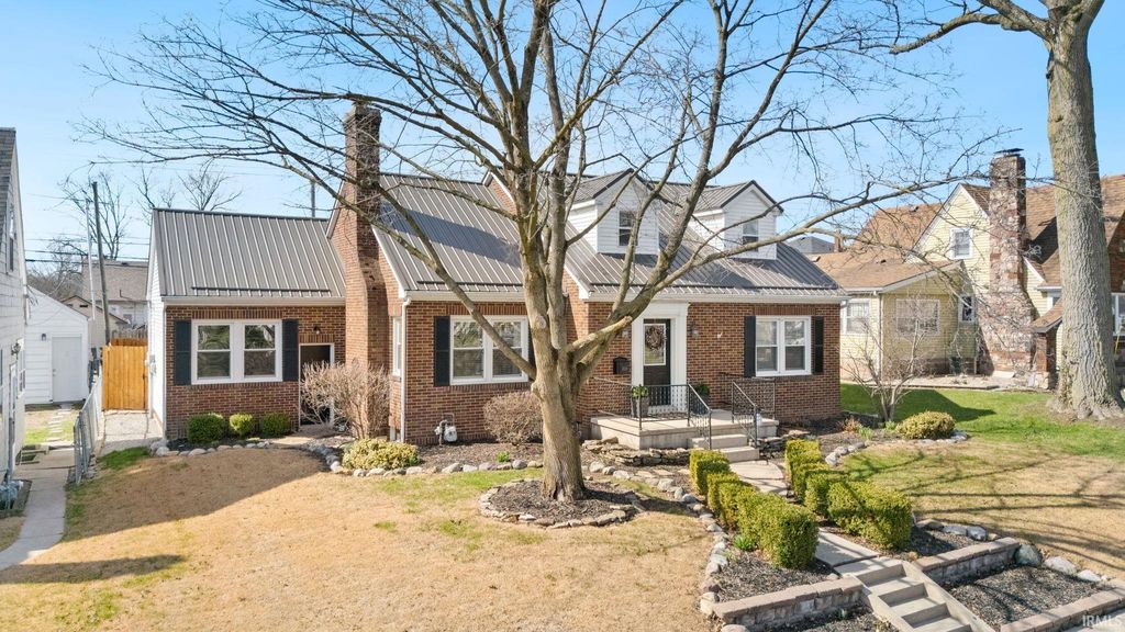 Photo of 4518 S Wayne Avenue, Fort Wayne, IN 46807 (MLS # 202608317)