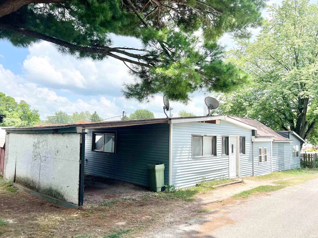 Photo of 6401 N Sunset Boulevard, Macy, IN 46951 (MLS # 202544930)