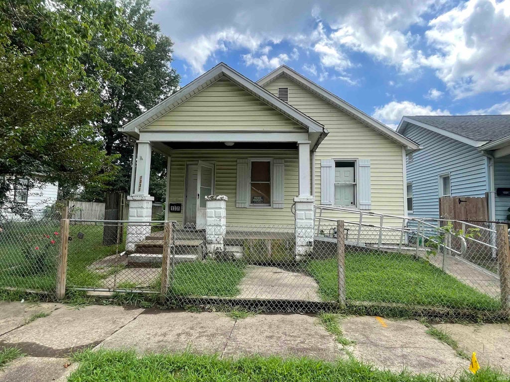 Photo of 1331 E Indiana Street, Evansville, IN 47711 (MLS # 202633565)