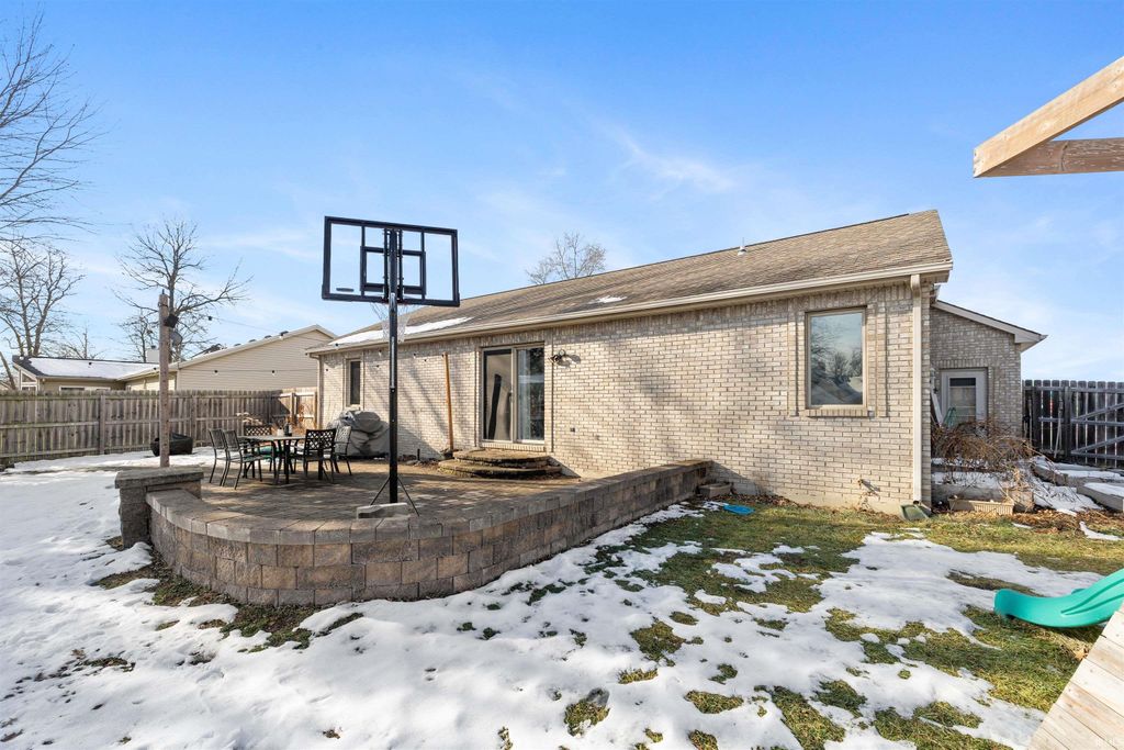 Photo of 9530 Mill Ridge Run, Fort Wayne, IN 46835 (MLS # 202549231)