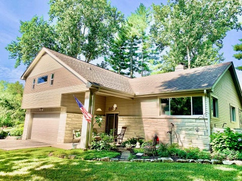 Photo of 150 W Wayside Drive, Bloomington, IN 47403 (MLS # 202631383)