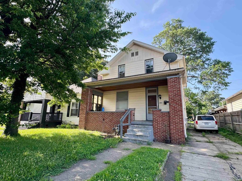 Photo of 721 Bayard Park Drive, Evansville, IN 47713 (MLS # 202626781)