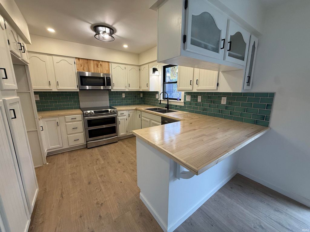 Photo of 1718 Ridgeway Avenue, Vincennes, IN 47591 (MLS # 202602353)