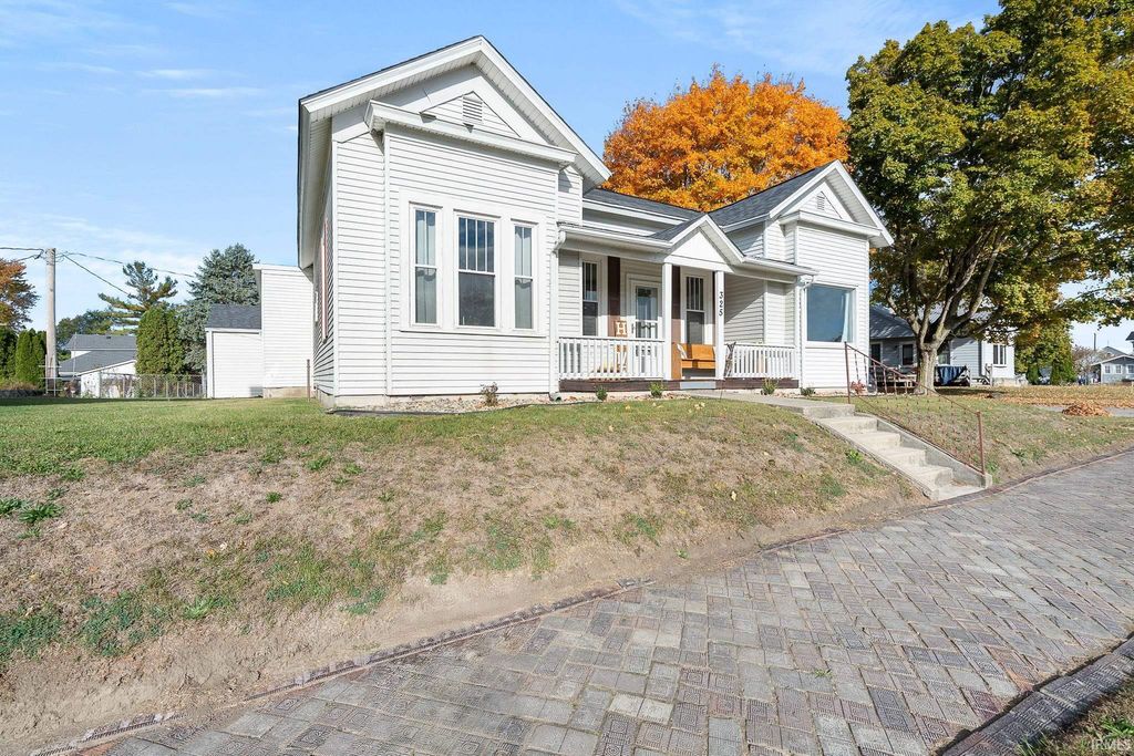 Photo of 325 N Wayne Street, Warren, IN 46792 (MLS # 202543364)