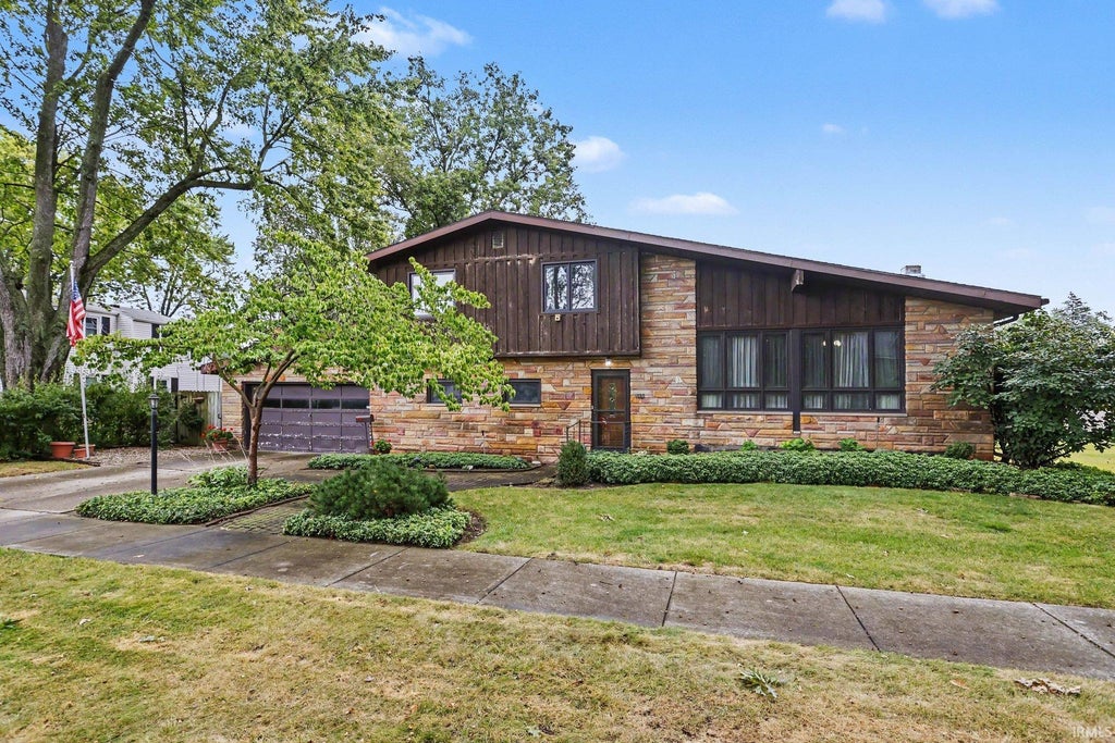 Photo of 310 Massachusetts Avenue, Elkhart, IN 46514 (MLS # 202638616)