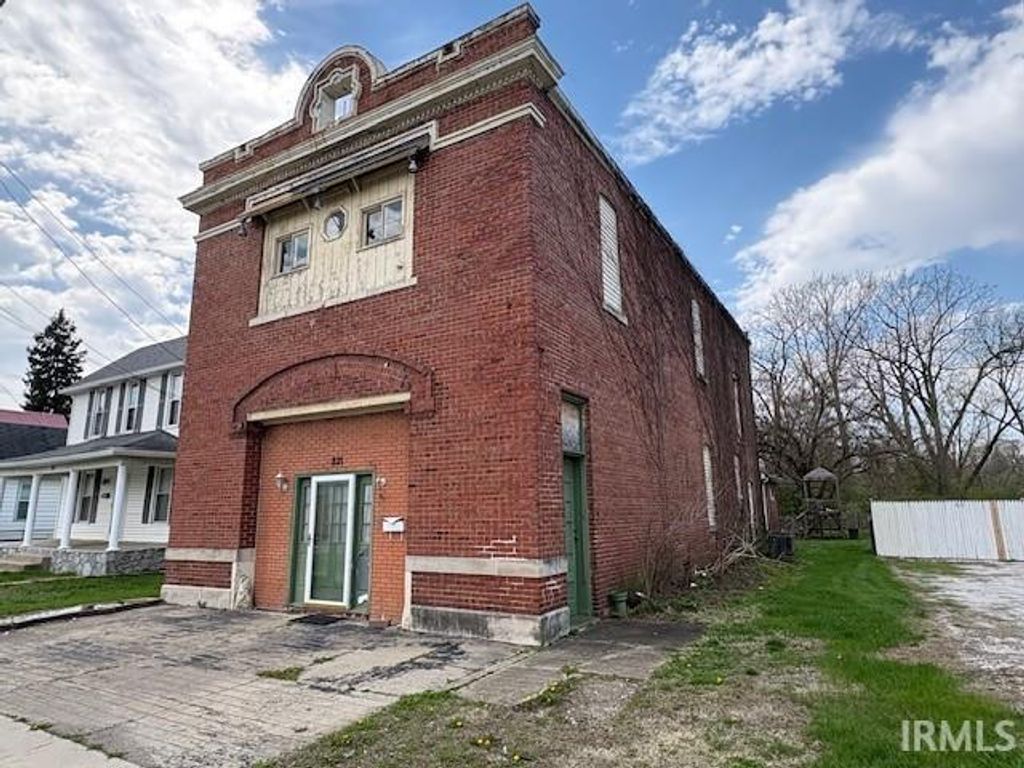 Photo of 821 N WASHINGTON Street, Marion, IN 46952 (MLS # 202612240)