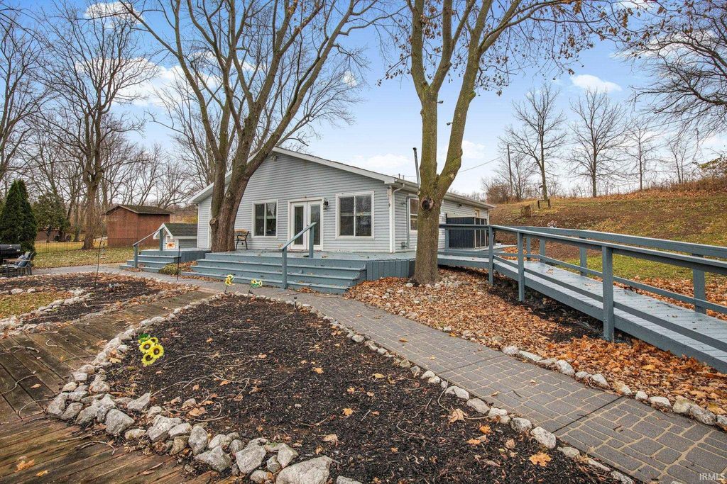 Photo of 200 N Mohee Drive, Hartford City, IN 47348 (MLS # 202547639)