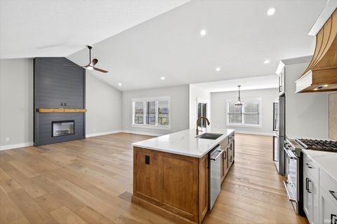 Tiny photo for 724 E Crestline Drive, Bloomington, IN 47401 (MLS # 202600198)