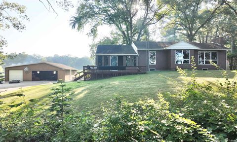 Photo of 128 N Lake Cicott Drive, Logansport, IN 46947 (MLS # 202532294)