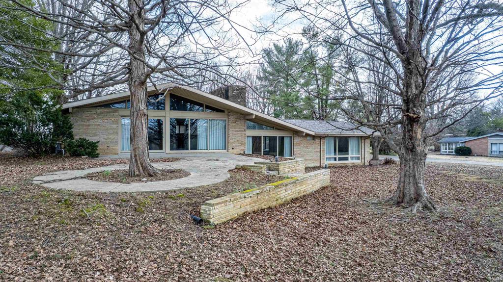 Photo of 414 W Riverwood Drive, Petersburg, IN 47567 (MLS # 202605410)