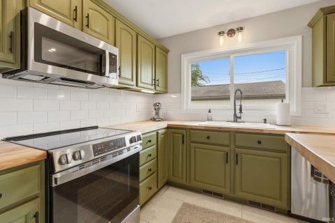 Tiny photo for 1102 Pemberton Drive, Fort Wayne, IN 46805 (MLS # 202643812)