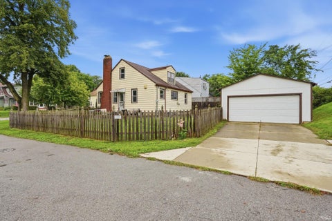 Tiny photo for 1102 Pemberton Drive, Fort Wayne, IN 46805 (MLS # 202643812)