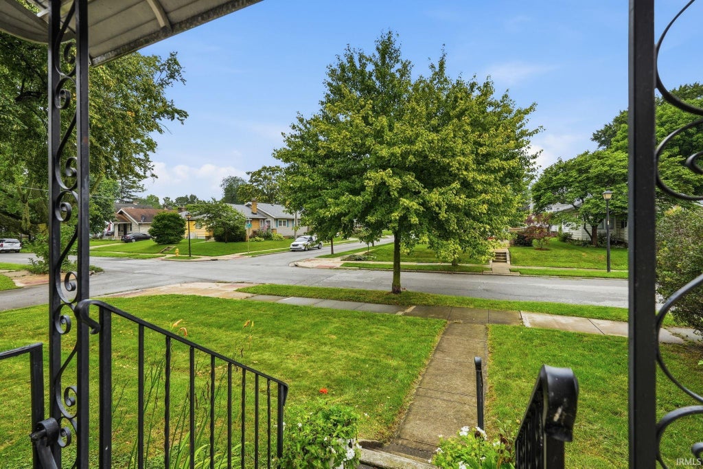 Photo of 1102 Pemberton Drive, Fort Wayne, IN 46805 (MLS # 202643812)