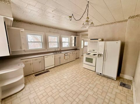 Tiny photo for 305 Walker Street, Loogootee, IN 47553 (MLS # 202604087)