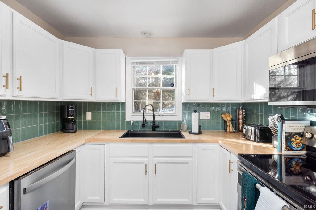 Photo of 4435 Laurel Creek Drive, South Bend, IN 46628 (MLS # 202549266)