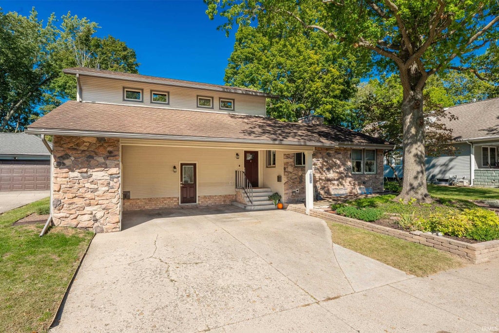 Photo of 1103 E Main Street, Warsaw, IN 46580 (MLS # 202640540)