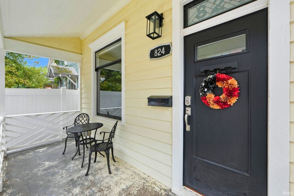Photo of 824 Lavina Street, Fort Wayne, IN 46802 (MLS # 202538701)
