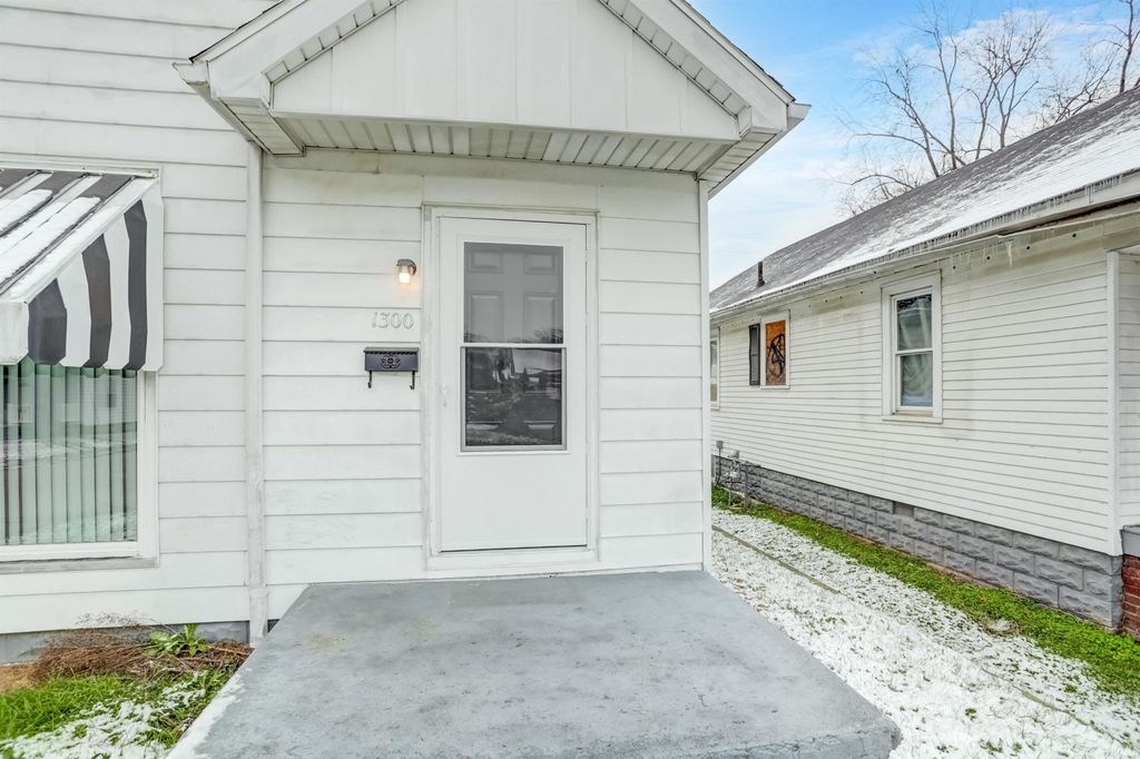 Photo of 1300 S Bedford Avenue, Evansville, IN 47713 (MLS # 202548605)