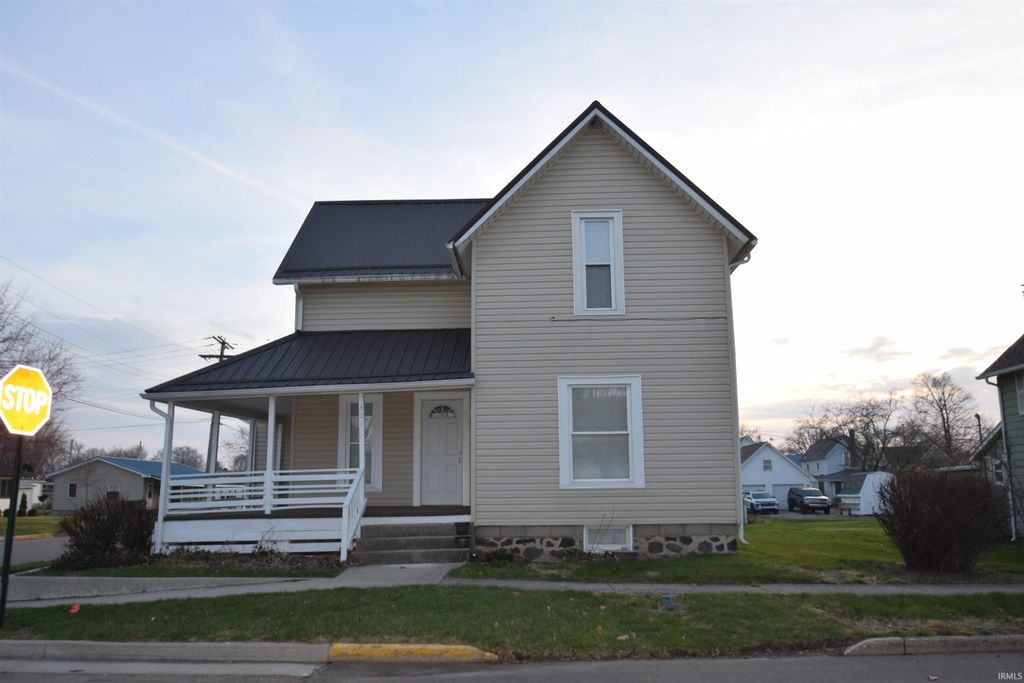 Photo of 301 N LAKE ST St, Syracuse, IN 46567 (MLS # 202610214)