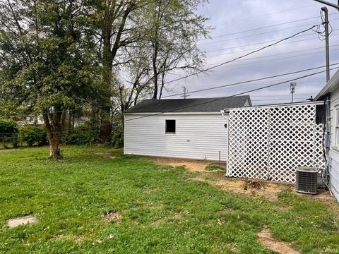 Tiny photo for 1407 Waggoner Avenue, Evansville, IN 47714 (MLS # 202611437)