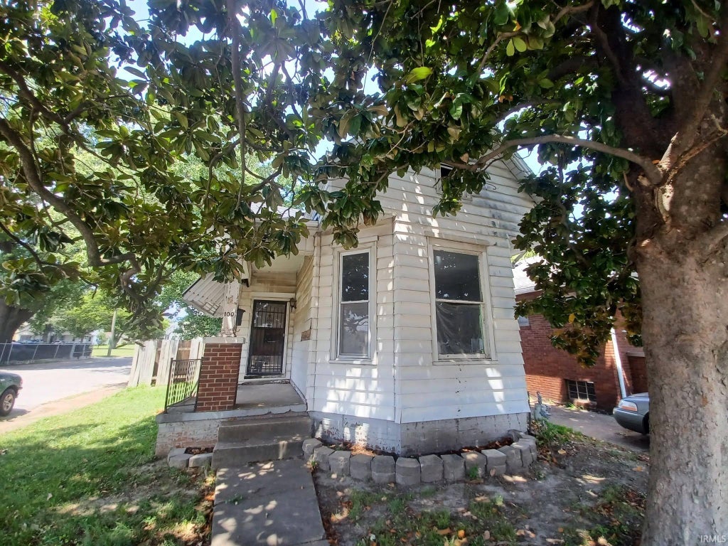 Photo of 100 E Oregon Street, Evansville, IN 47711 (MLS # 202631366)