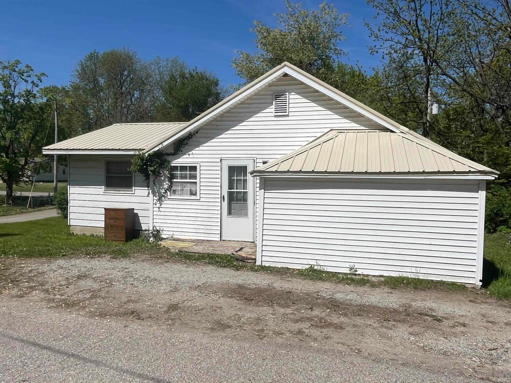 Photo of 4915 E White Point Drive, Monticello, IN 47960 (MLS # 202511538)
