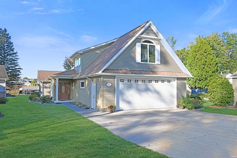Photo of 531 E Lake View Road, Syracuse, IN 46567 (MLS # 202541113)