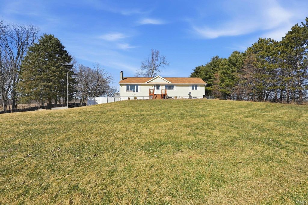 Photo of 4709 E 600 N, Kendallville, IN 46755 (MLS # 202606647)