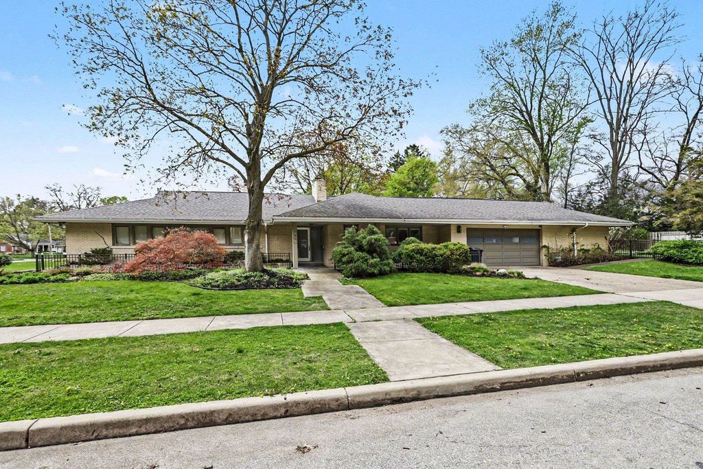 Photo of 1627 E Washington Street, South Bend, IN 46617 (MLS # 202614144)