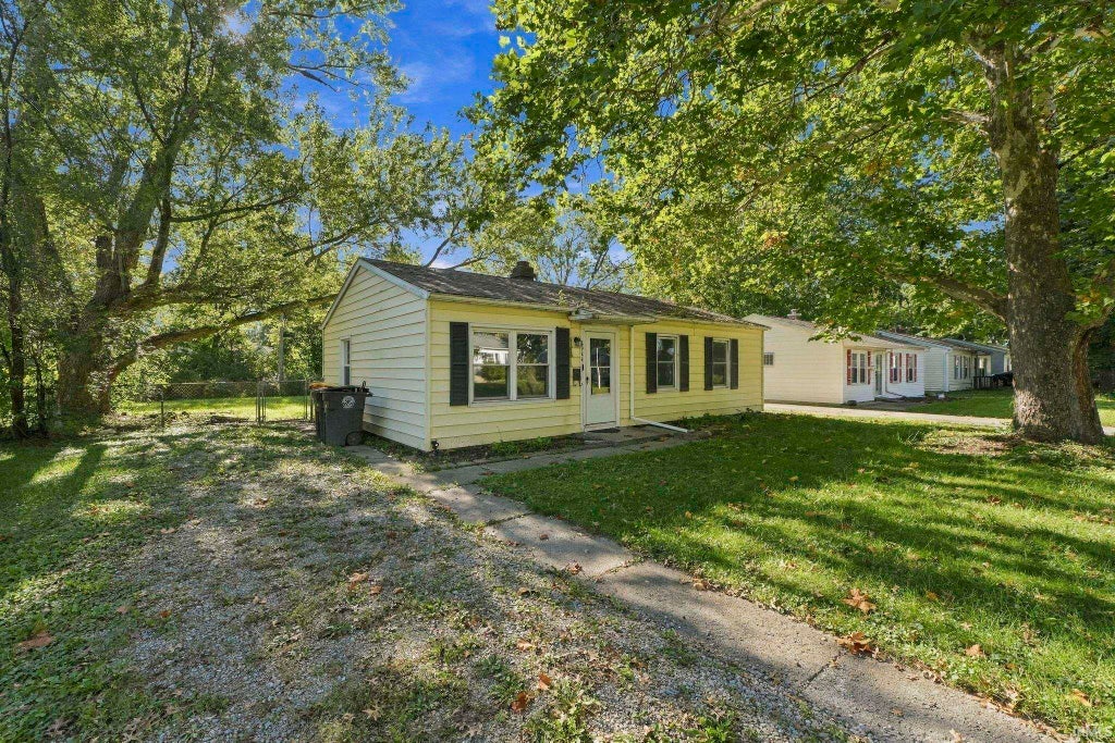 Photo of 4926 S Camden Drive, Fort Wayne, IN 46825 (MLS # 202641392)