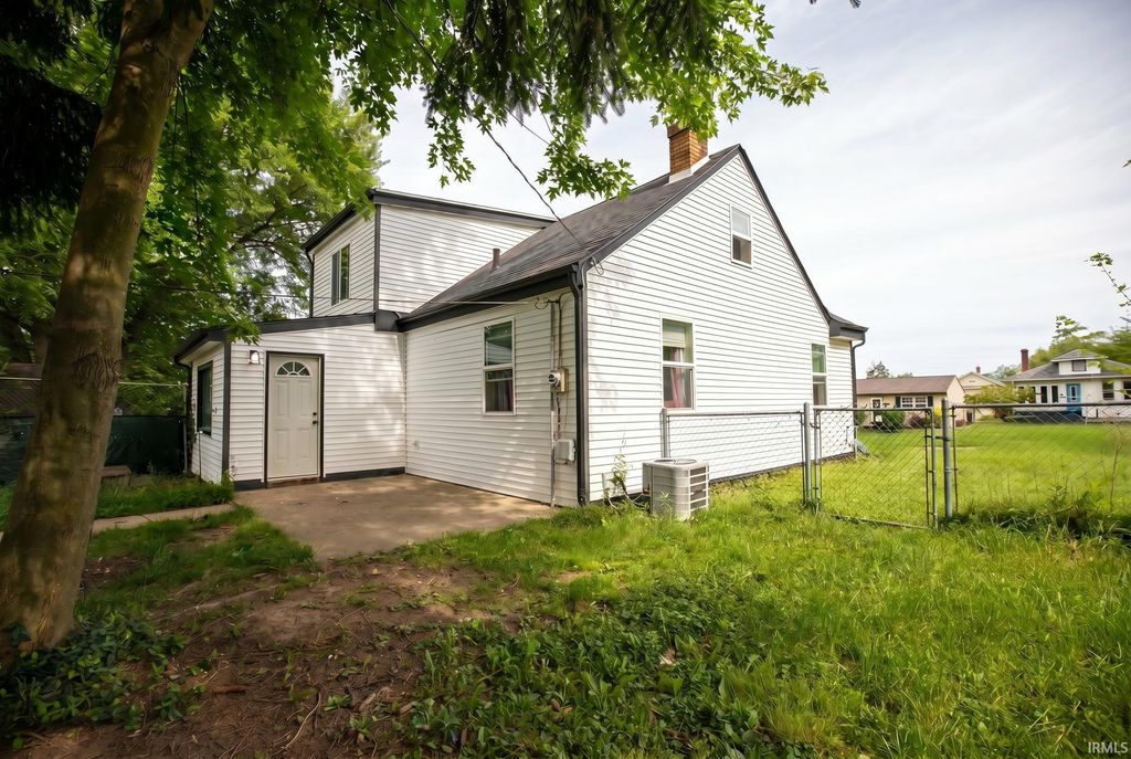 Photo of 214 E Oakside Street, South Bend, IN 46614 (MLS # 202620363)
