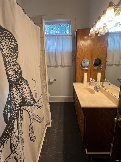 Tiny photo for 615 E Sycamore St, Kokomo, IN 46901 (MLS # 202543767)