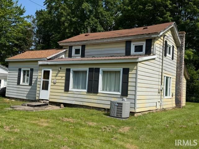 Photo of 601 Wayne ST, Howe, IN 46746 (MLS # 202629373)