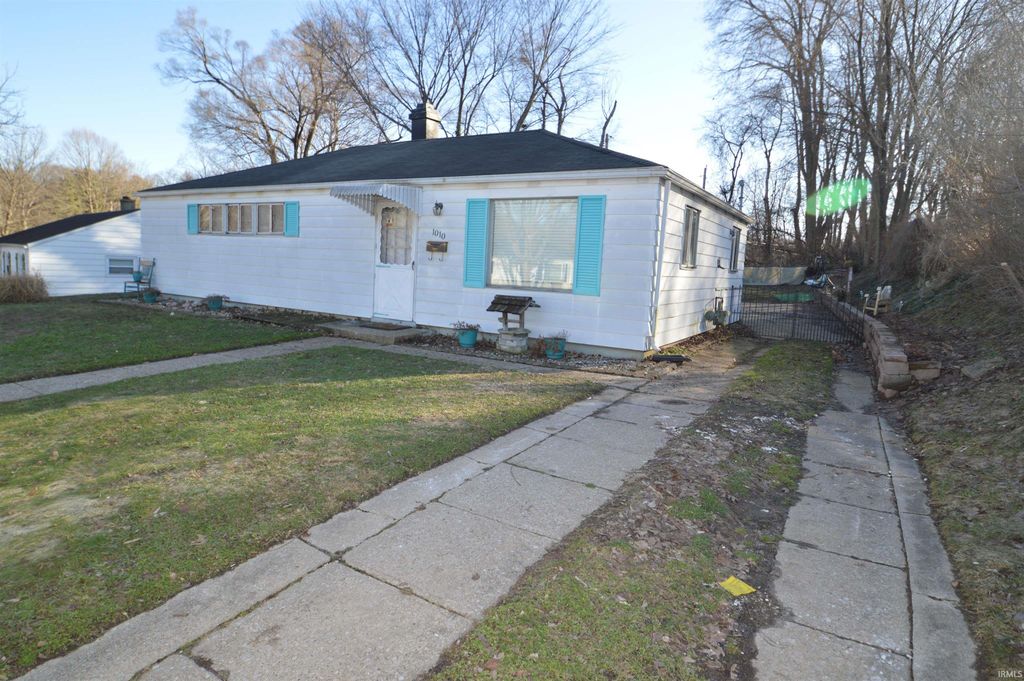 Photo of 1010 Lancaster Drive, South Bend, IN 46614 (MLS # 202605197)