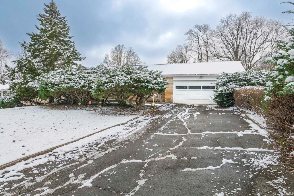 Photo of 150 E Sunny Slopes Drive, Bloomington, IN 47401 (MLS # 202548150)