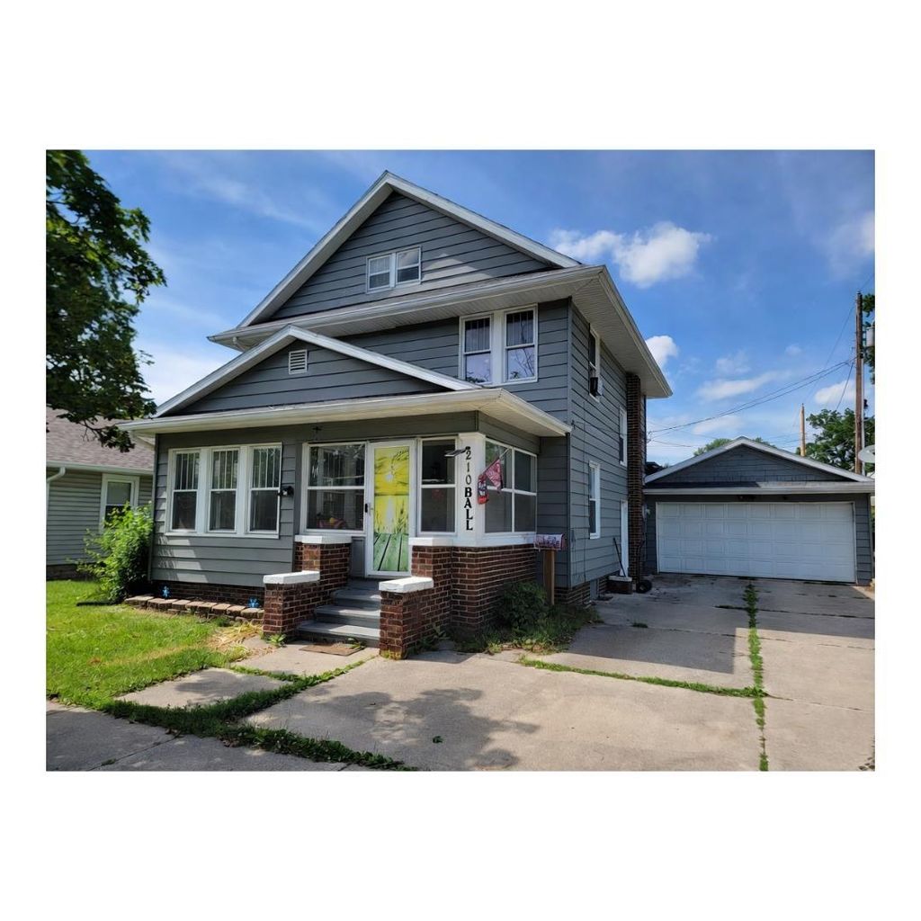 Photo of 210 W 19th Street, Auburn, IN 46706 (MLS # 202623207)