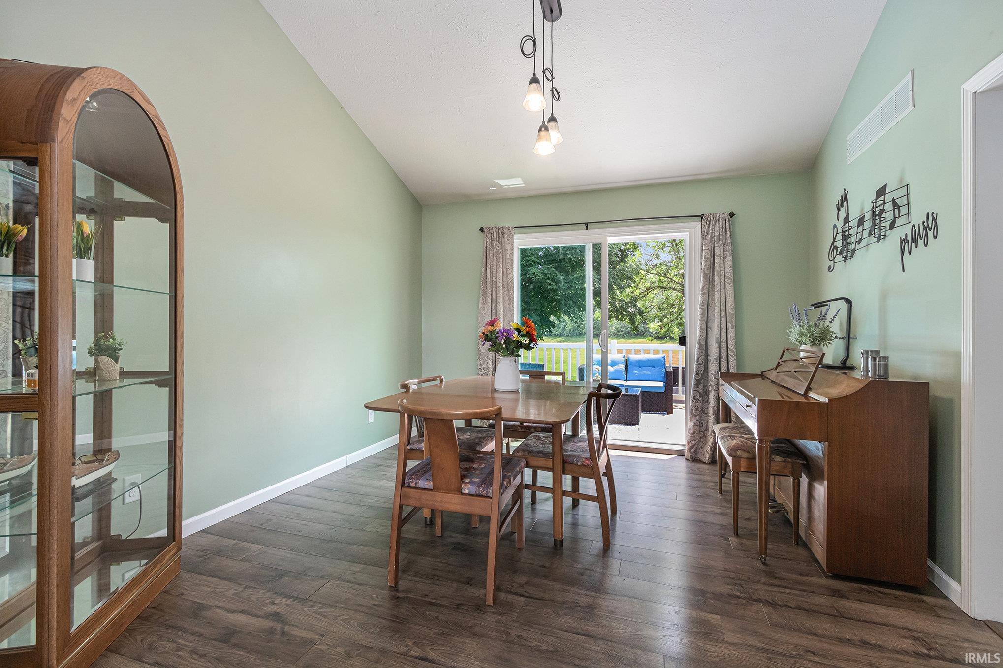 Granger, Indiana 46530, United States, 3 Bedrooms Bedrooms, ,3 BathroomsBathrooms,Residential,Contingent,149943