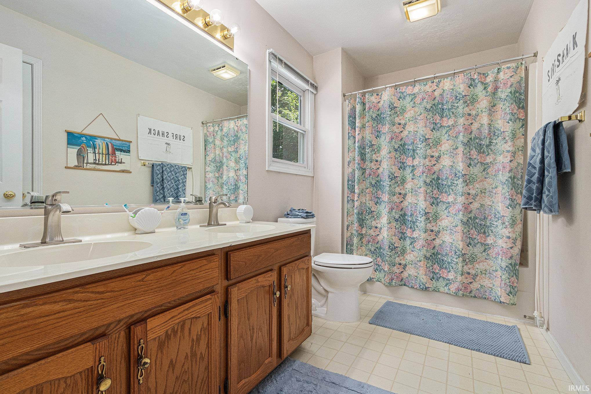 Granger, Indiana 46530, United States, 3 Bedrooms Bedrooms, ,3 BathroomsBathrooms,Residential,Contingent,149943